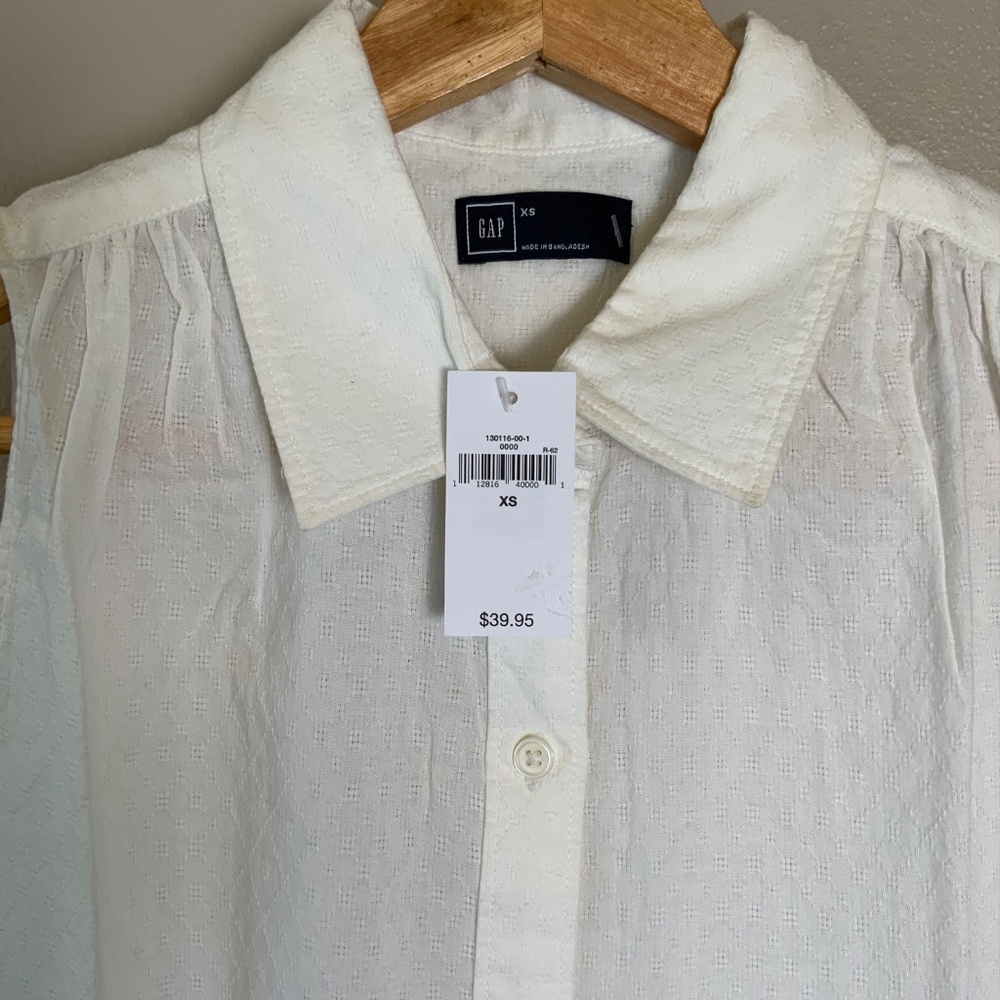 GAP Sleeveless Textured Collared Button Down Shir… - image 3